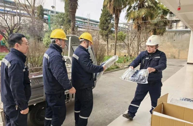 心系員工，溫暖元旦——公司為員工發(fā)放羽絨沖鋒衣